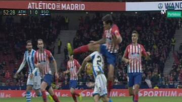 Savic arrolla a Sangalli al borde del área.