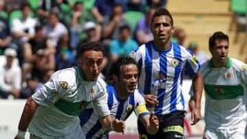 <b>DISPUTA. </b>Jordi Xumetra y Paco Peña disputan un balón en el derbi de la pasada temporada, ante las miradas de Gilvan y Flaño.