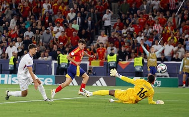 Pedri inició la jugada y él mismo la finalizó. Filtró Nico Williams para el canario dentro del área, que controló a la perfección y mejor definió con un zurdazo, superando a Maignan.