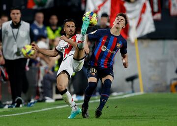 Ávaro García despeja el balón con el pie a la altura de la cabeza de Gavi.