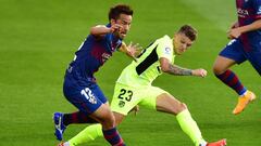 Huesca&#039;s Japanese forward Shinji Okazaki (L) challenges Atletico Madrid&#039; English defender Kieran Trippier during the Spanish league football match SD Huesca against Club Atletico de Madrid at the El Alcoraz stadium in Huesca on September 30, 202