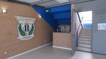 Escudo del Legan&eacute;s en el interior del estadio de Butarque.
