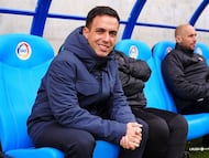 08-03-26. BORJA JIMÉNEZ, ENTRENADOR DEL SPORTING, MOMENTOS ANTES DE COMENZAR EL PARTIDO EN ANDORRA.