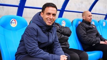 08-03-26. BORJA JIMÉNEZ, ENTRENADOR DEL SPORTING, MOMENTOS ANTES DE COMENZAR EL PARTIDO EN ANDORRA.