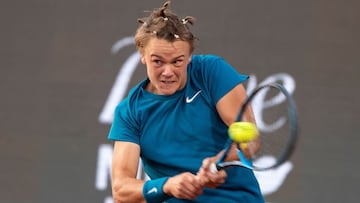 El tenista dan&eacute;s Holger Vitus N&oslash;dskov Rune devuelve una bola durante su partido ante Beno&icirc;t Paire en la segunda ronda del ATP 250 Chile Open celebrado en Santiago.