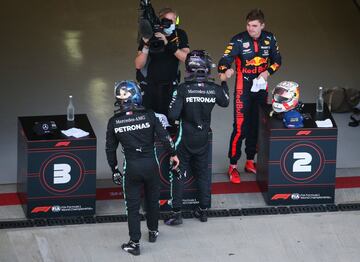 La mejor carrera del a?o para Bottas vino acompa?ada de una rigurosa penalizaci車n sobre Hamilton por ensayar salidas en una zona no habilitada para tal efecto. Al final remont車 y acab車 tercero, tras Verstappen, pero fue muy cr赤tico con los comisarios. Sainz se accident車 en la segunda curva, error y gran premio para olvidar en Sochi. No dio mucho m芍s de s赤 uno de los peores circuitos del calendario. La grada, eso s赤, estuvo m芍s que poblada. En las playas de la antigua ciudad ol赤mpica, los rusos conviv赤an sin medidas de seguridad. All赤 no hubo pandemia.