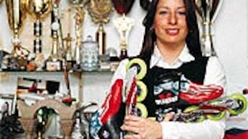 <B>TRIUNFADORA</B>. Sheila Herrero posa con los múltiples trofeos conquistados y con sus patines.
