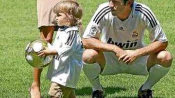 <b>OTRO 'TULIPÁN'. </b>Van der Vaart, con su guapa esposa en su presentación, ha llegado al Madrid.