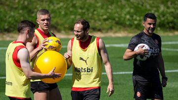 GRAFCAT4115. GIRONA, 09/05/2024.- El entrenador del Girona FC, M¨ªchel S¨¢nchez (d), durante el entrenamiento que han realizado este jueves en las instalaciones de La Vinya para preparar el partido de LaLiga que ma?ana disputar¨¢n ante el Deportivo Alav¨¦s. EFE/David Borrat