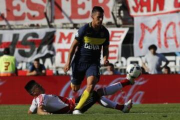 El xeneize ganó 4-2 en el Monumental. Fabra fue titular y Tévez el mejor del partido.