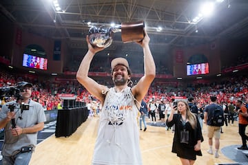 Los jugadores del Real Madrid celebran la victoria tras finalizar el encuentro. En la imagen, Sergio Llull con el trofeo de la liga Endesa.