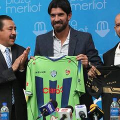 Sebastián Abreu es presentado como entrenador de Santa Tecla