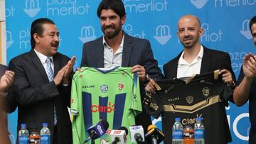 Sebasti&aacute;n Abreu en su presentaci&oacute;n como entrenador de Santa Tecla.