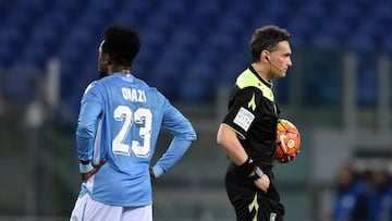 Referee Massimiliano Irrati suspends the game.