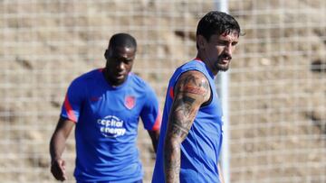 Kondogbia y Savic, en un entrenamiento del Atl&eacute;tico