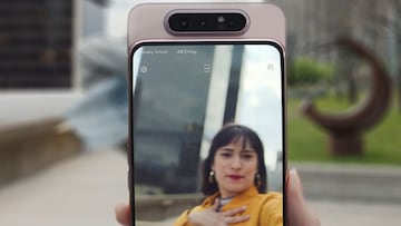 Un teléfono con cámara popup y giratoria, lo último de Samsung