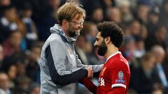 El t&eacute;cnico alem&aacute;n del Liverpool, J&uuml;rgen Klopp, con el extremo egipcio, Mohamed Salah.