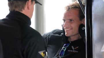 DAY004. DAYTONA (EE.UU.), 25/01/2018.- El piloto espa&ntilde;ol Antonio Garc&iacute;a (d) del equipo Corvette Racing sonr&iacute;e despu&eacute;s de que su equipo clasificara como el m&aacute;s r&aacute;pido despu&eacute;s de la sesi&oacute;n de clasificaciones para la competencia Rolex 24 Horas hoy, jueves 25 de enero de 2018, en Daytona Beach, Florida (EE.UU.). Alonso saldr&aacute; decimotercero este s&aacute;bado en las 24 Horas de Daytona al cerrar hoy la sesi&oacute;n de calificaci&oacute;n con una demora de 925 mil&eacute;simas por detr&aacute;s del Cadillac del holand&eacute;s Renger Van der Zande. EFE/Gerardo Mora
 
 
 