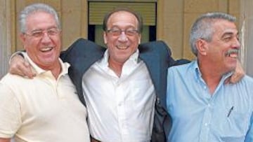 <b>RECUERDOS. </b>Sivianes e Isabelo, con el ex albiazul Lapi.