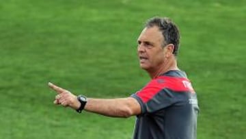 <b>PRECAVIDO. </b>Caparrós, durante un entrenamiento con el Mallorca.