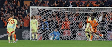 2-1. Jeremy Frimpong se va por la banda derecha, da un pase atrás que Tijjani Reijnders aprovecha para sacar un disparo con la derecha, raso e  imparable para Unai Simón.