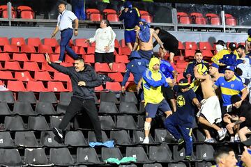 El exjugador y actual presidente de Boca Juniors Juan Rom¨¢n Riquelme abandon¨® el palco del Coloso Marcelo Bielsa, donde el equipo xeneize se enfrentaba a Gimansia, para saltar a la grada e intentar detener una pelea entre los ultras de ambos equipos y en la que tambi¨¦n intervino la Polic¨ªa.
