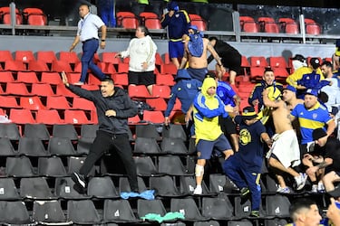 El exjugador y actual presidente de Boca Juniors Juan Román Riquelme abandonó el palco del Coloso Marcelo Bielsa, donde el equipo xeneize se enfrentaba a Gimansia, para saltar a la grada e intentar detener una pelea entre los ultras de ambos equipos y en la que también intervino la Policía. 