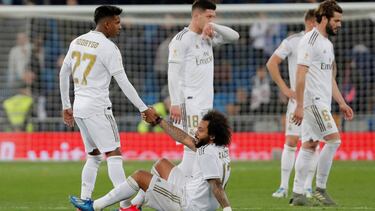 Rodrygo, Marcelo, Jovic y Nacho, tras el final del partido en el que la Real Sociedad eliminó al Madrid en cuartos de final de la Copa del Rey