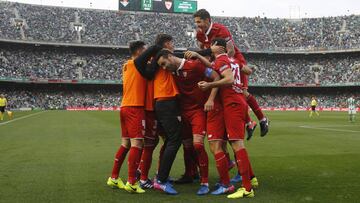 El Sevilla celebra un gol ante el Betis.