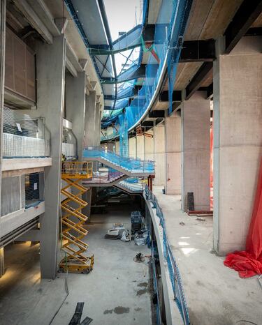 En los interiores y nuevos accesos se sigue trabajando sin descanso.