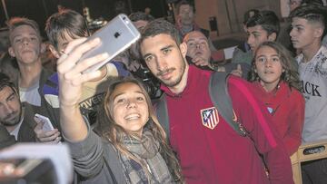 El Atleti llegó anoche, sobre las 22:00 (hora peninsular), a Gran Canaria. Se alojará en el AC Iberia: fue recibido con mucho cariño.