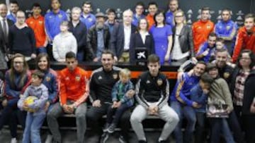 Gary Neville y su plantilla con los niños con Síndrome de Down