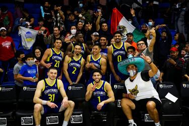 Seguidores de Capitanes se hicieron presentes en la duela de Greensboro en el último partido del equipo en la Showcase Cup.