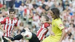 <b>LUCHA EN EL CENTRO DEL CAMPO. </b>Iker Muniain recibe una falta de Gonzalo Rodríguez cuando trataba de controlar un balón de espaldas.