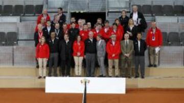 Foto de familia de los miembros del COI, la alcaldesa de Madrid y otros cargos en la visita a la Caja M&aacute;gica.