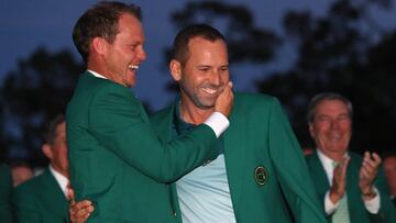 Danny Willett felicita a Sergio Garc&iacute;a tras colocarle la chaqueta verde de campe&oacute;n del Masters de Augusta.