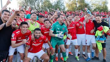 Futbol, Magallanes vs Deportivo Nublense.
Semifinal Copa Chile 2024 partido de vuelta.
Los jugadores de Deportivo Nublense celebran el trunfo durante el partido por la Semifinal Copa Chile 2024 contra Magallanes disputado en el Estadio Municipal de San Bernardo en Santiago, Chile.
17/11/2024
Pepe Alvujar/Photosport
Football, Magallanes vs Deportivo Nublense.
2024 Copa Chile semi-final second leg match.
Deportivo Nublense’s celebrate victory during the Copa Chile 2024 Semifinal match against Magallanes played at the Estadio Municipal de San Bernardo in Santiago, Chile.
17/11//2024
Pepe Alvujar/Photosport