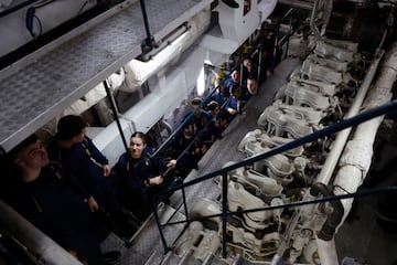 La princesa Leonor desciende a la sala de máquinas del Juan Sebastián Elcano.