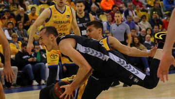 GRAFCAN446. LAS PALMAS DE GRAN CANARIA, 26/01/2020.- El jugador del Herbalife Gran Canaria Fabio Santana y el jugador del Retabet Bilbao Basket Jonathan Rouselle caen durante el partido de la liga ACB que ambos equipos disputaron este domingo en el Gran Canaria Arena, en Las Palmas de Gran Canaria. EFE/ Efe/elvira Urquijo A.