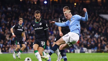 Hancko frente a Haaland en el partido de Champions entre Manchester City y Feyenoord.