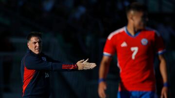 Futbol, Seleccion chilena sub 23 vs Santiago Wanderers.
Partido amistoso 2023.
El entrenador de la seleccion chilena sub 23 Eduardo Berizzo dirige a sus jugadores  durante el partido amistoso Santiago Wanderers en ayuda a los damnificados por el mega incendio de Vina del Mar, realizado en el estadio Elias Figueroa de Valparaiso, Chile.
25/01/2023
Andres Pina/Photosport

Football, Chile U 23 vs Santiiago Wanderers.
2023 Friendly match.
Chile's U 23 head coach Eduardo Berizzo  during a friendly match against Santiago Wanderers to aid those affected by the mega fire in Vina del Mar, held at the Elias Figueroa stadium in Valparaiso, Chile.
25/01/2023
Andres Pina/Photosport