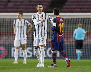 Cristiano y Messi se saludan antes del partido.