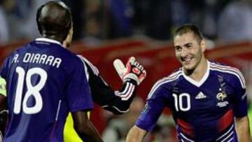 <b>ALEGRÍA. </b>Benzema, muy activo todo el partido, celebra su gol junto a Alou Diarra.