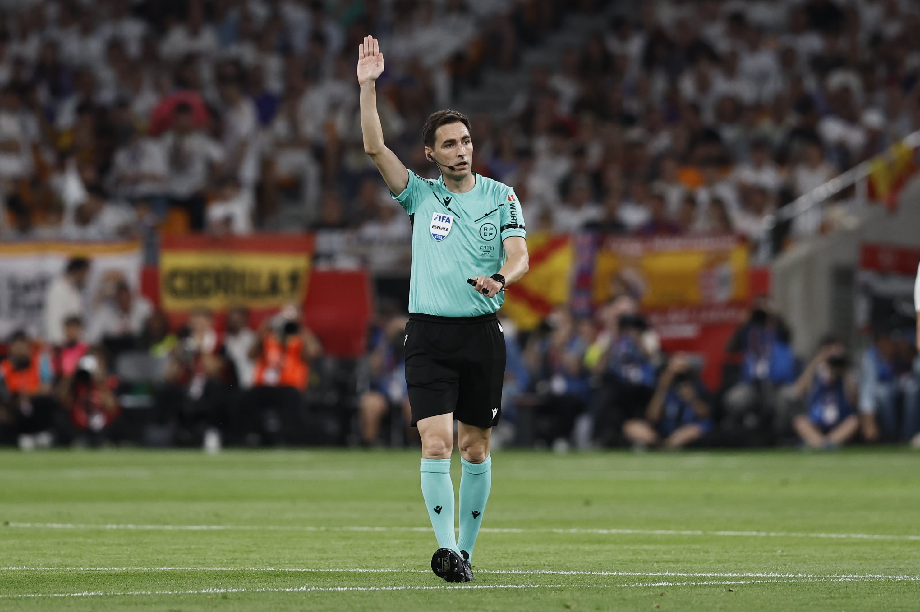 تعيين ريكاردو دي بورغوس حكماً لمباراة ريال أوفييدو وريال مدريد في الدوري الإسباني