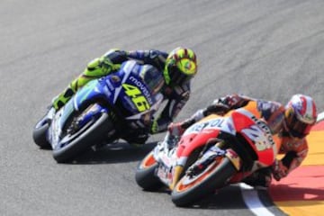 Los pilotos Valentino Rossi (Movistar) y Dani Pedrosa (Repsol) durante la carrera del Gran Premio Aragón de MotoGP disputada hoy en el circuito turolense de Motorland Alcañiz.