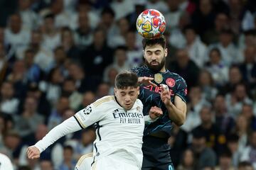 Jugo como lateral/central por el costado izquierdo y con su pierna menos hábil, marcó un verdadero golazo que parecía darle la victoria al City. Ganó la mayoría de sus duelos y tuvo una precisión del 90% en sus pases.