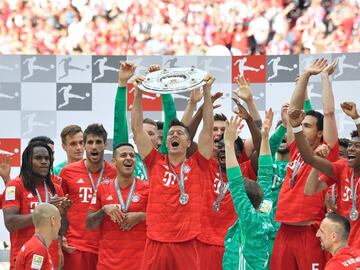 Robert Lewandowski levantando la ensaladera que le proclama al Bayern de Múnich como campeón de la Bundesliga por séptima vez seguida. 