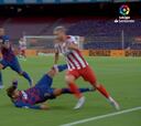 La imagen que describe al Barça: Carrasco deja en el suelo a Piqué