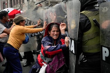 Manifestantes antigubernamentales chocan con agentes de policía durante una protesta nacional para exigir la renuncia de la presidenta peruana Dina Boluarte.