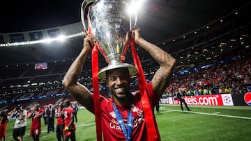 Wijnaldum celebrando la Champions.